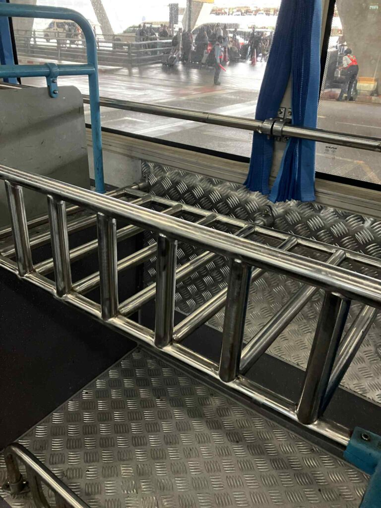 バス内の大型スーツケースも置ける荷物スペース。