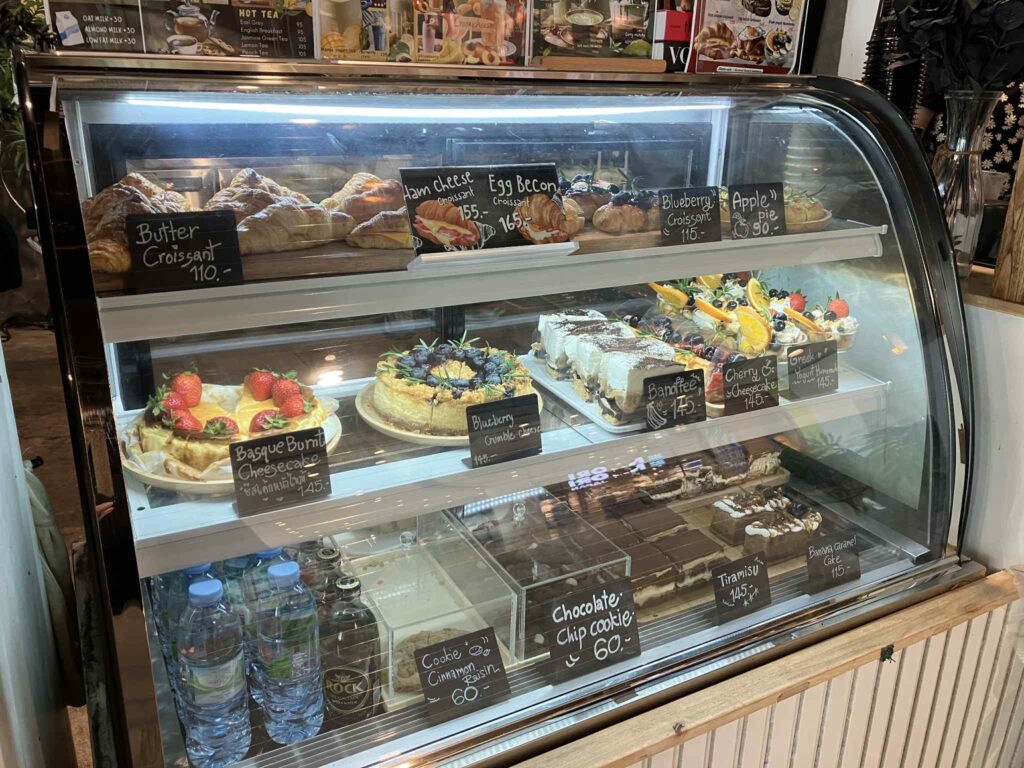 Sloths Cafeのケーキやクロワッサンが並ぶショーケース