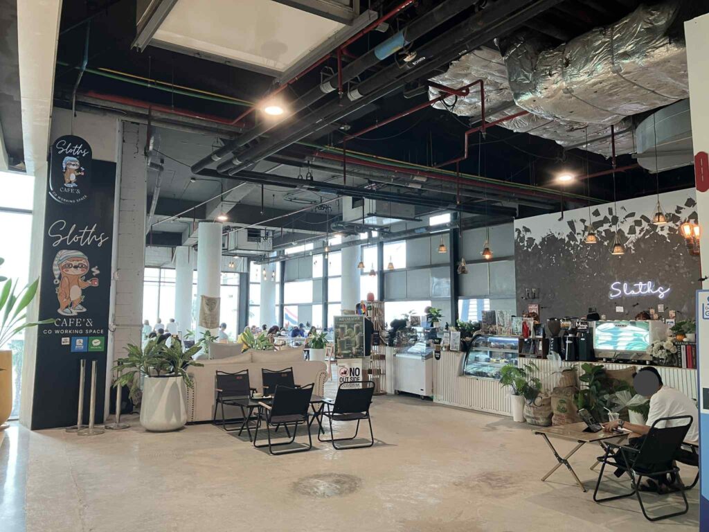 セントラルパタヤ3階にあるSloths Cafeの入口とカウンター