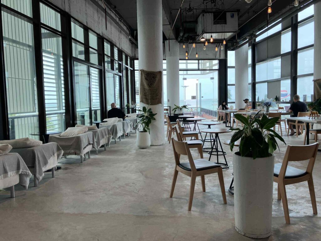 Sloths Cafeの広々とした店内