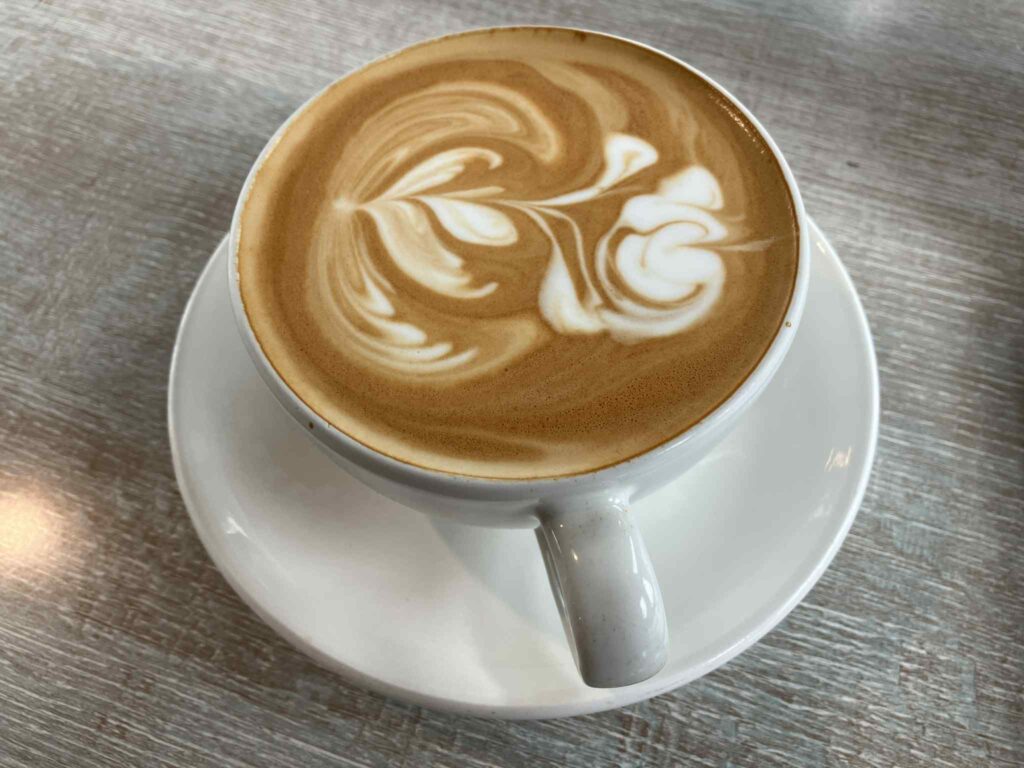 Sloths Cafeのラテアートが施されたカフェラテ