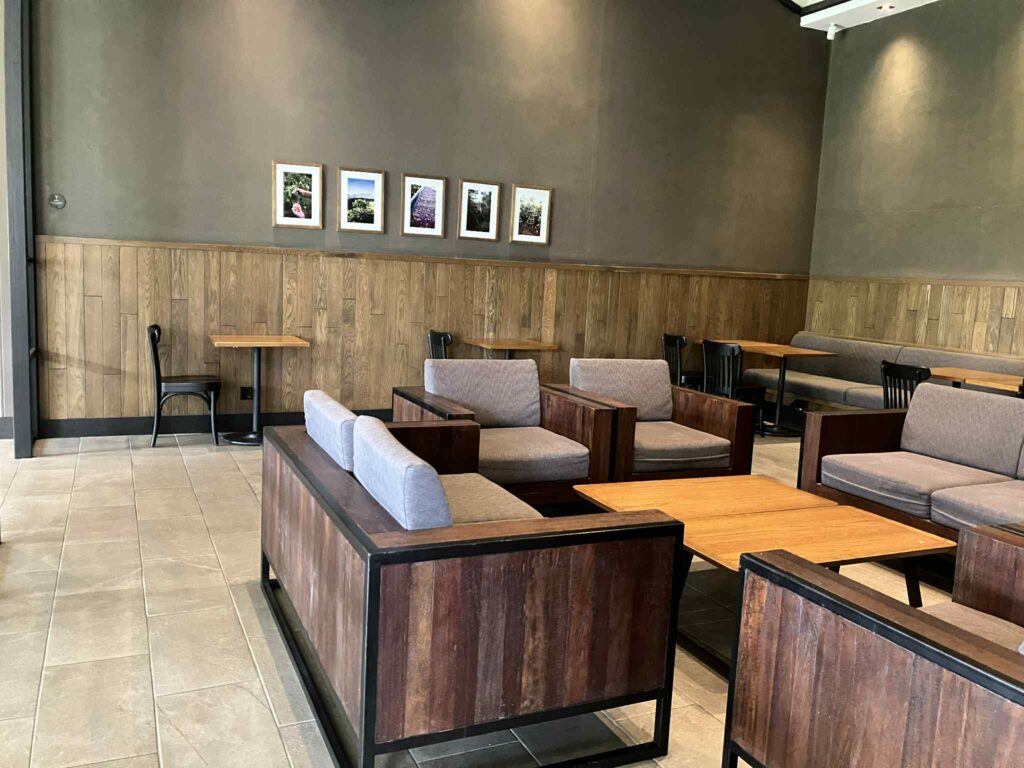 パタヤCentral Marinaのスターバックス店内2階テーブル席。
