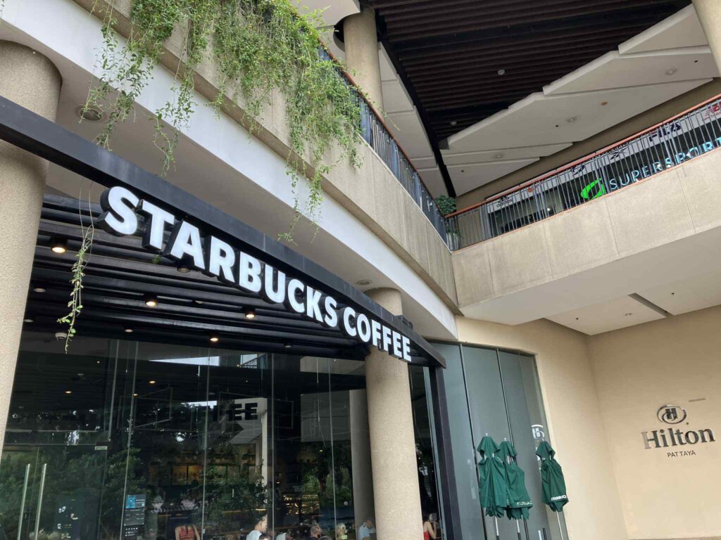 パタヤ・セントラルフェスティバル前のスターバックス外観。観光客が立ち寄りやすい定番スポット