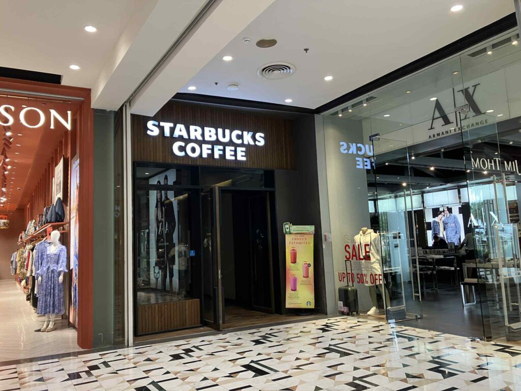 セントラルパタヤモール内にあるスターバックスの入口外観。