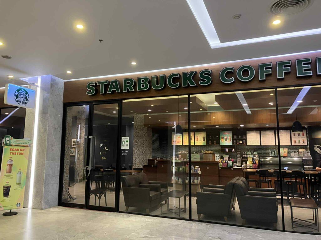 Harbor Mall Pattayaのスターバックス店内、静かなソファ席。