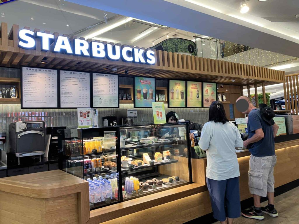 Royal Garden Plazaにあるスターバックス外観。