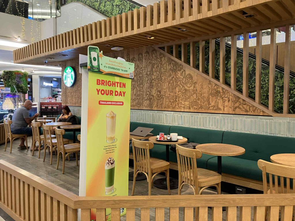 Royal Garden Plaza1階のスターバックス店内。