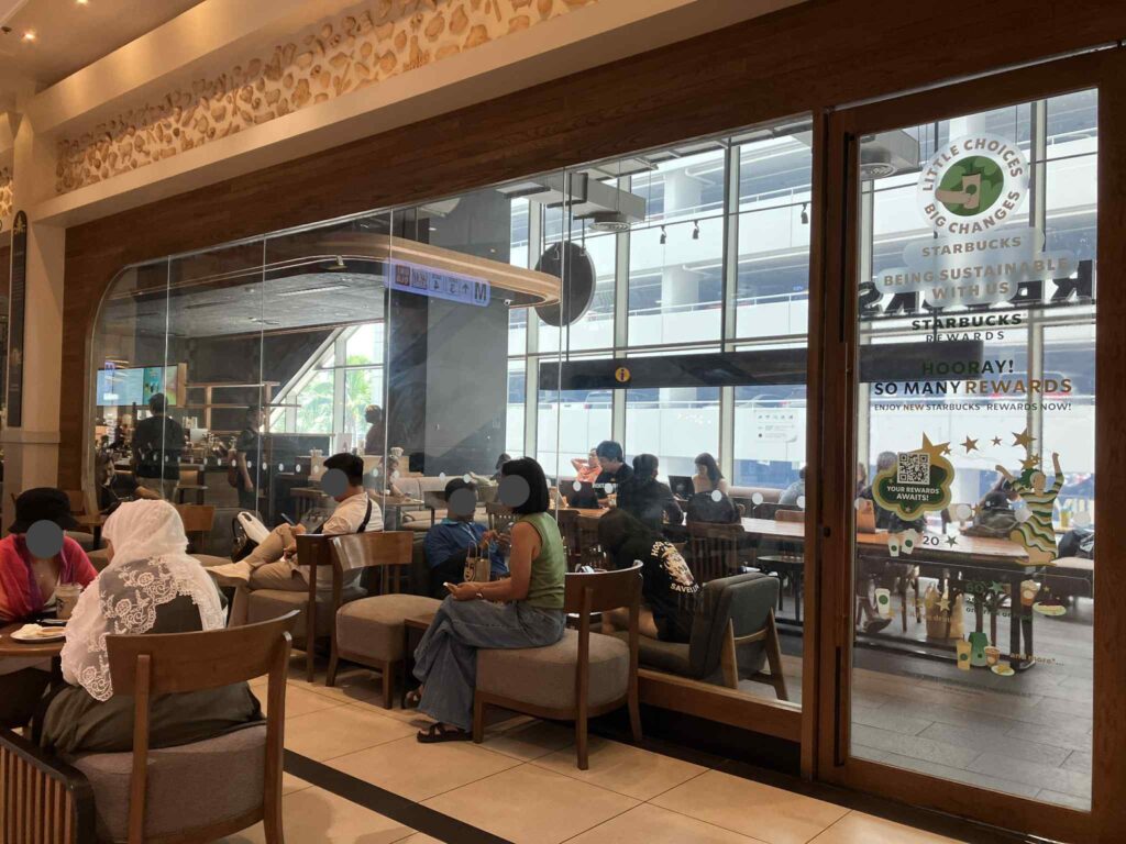 パタヤTerminal21のスターバックス店内。テーブル席が並ぶ。