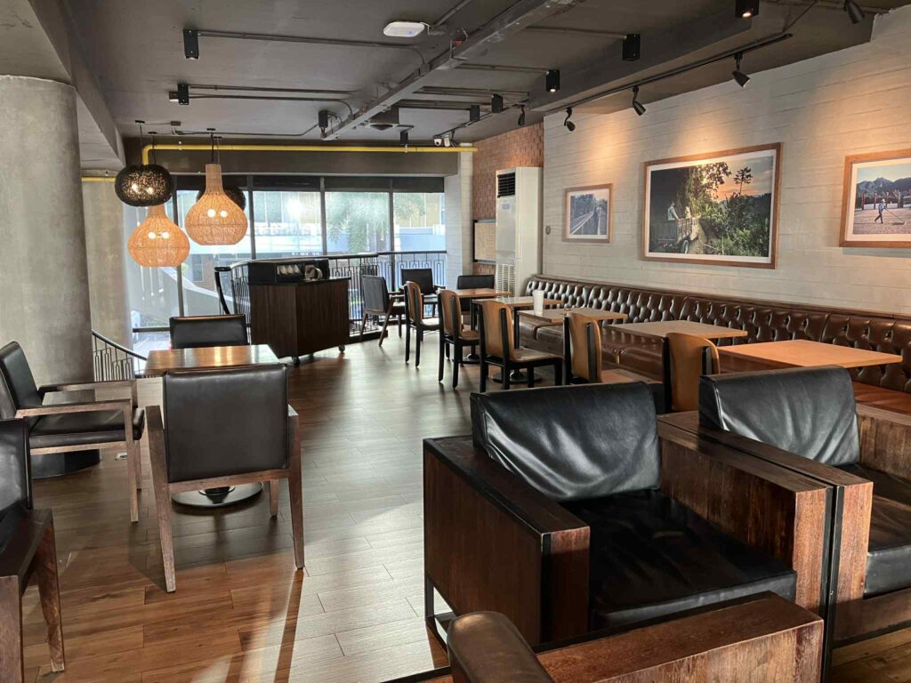 パタヤのスターバックスThe Bay Pattaya店2階席。ビーチを望める作業向けスペース