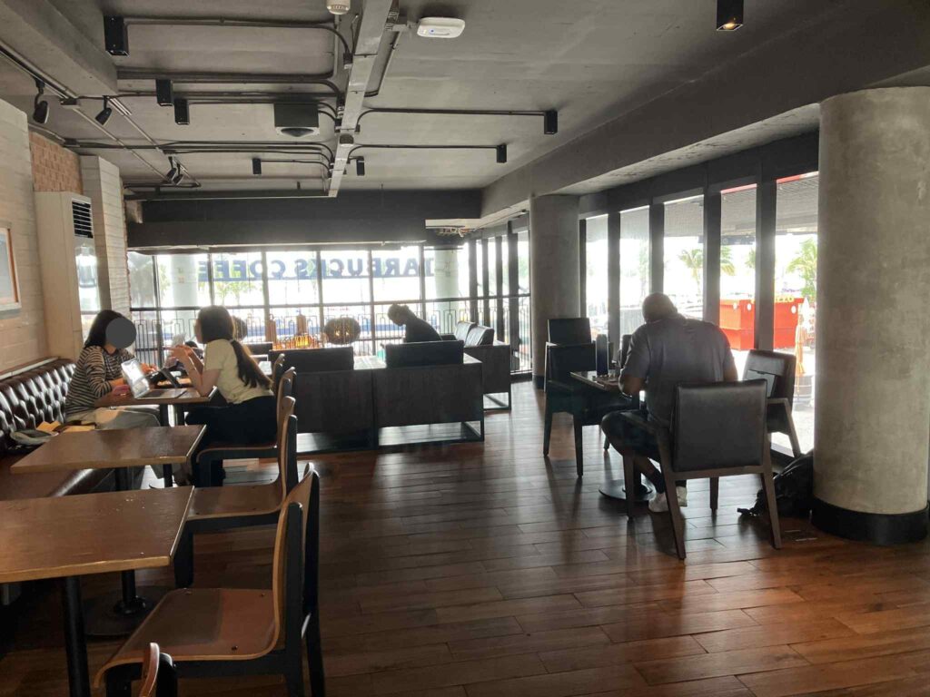 The Bay Pattayaスターバックス2階の店内席。