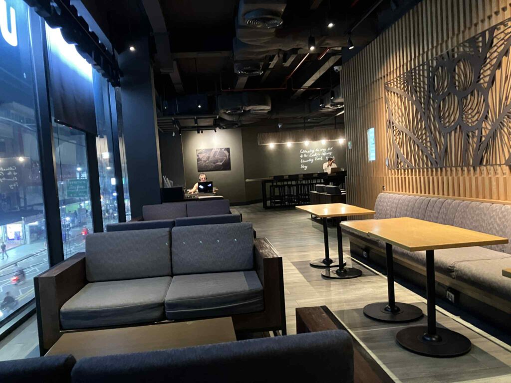 パタヤのスターバックスTukcom店2階席。サウスパタヤで落ち着いて作業できるカフェ