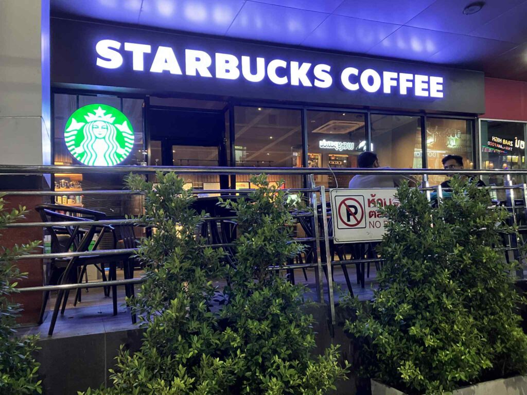 パタヤTukcomにあるスターバックス外観。