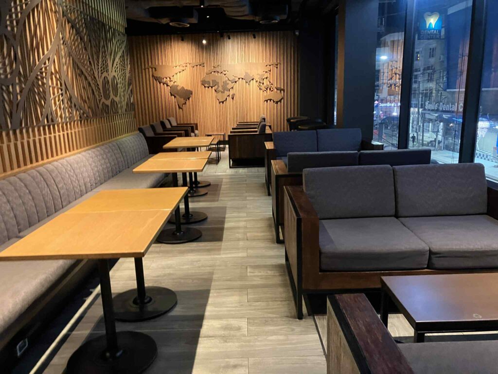 Tukcom Pattayaのスターバックス店内。