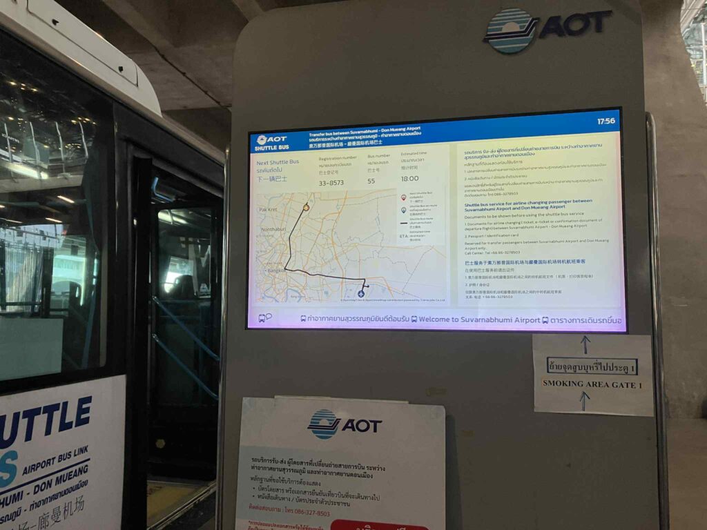 スワンナプーム空港のシャトルバス乗り場にある次発案内モニター