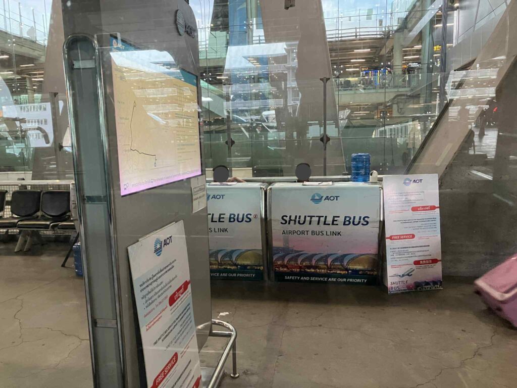 スワンナプーム空港のシャトルバス受付カウンター。AOTの無料シャトルバス案内
