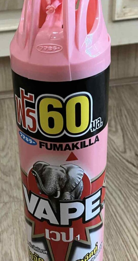 タイで購入したVAPE待ち伏せスプレー。排水口に吹きかけると翌朝ゴキブリがひっくり返っていた。