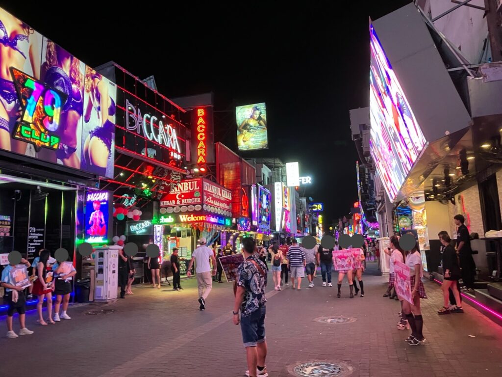 ウォーキングストリートの中央部、大型LEDや呼び込みスタッフが並ぶ夜の光景