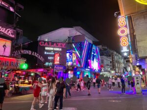 【現地体験】2025年パタヤ・ウォーキングストリート最新事情｜歩行者天国の今と観光客層の変化