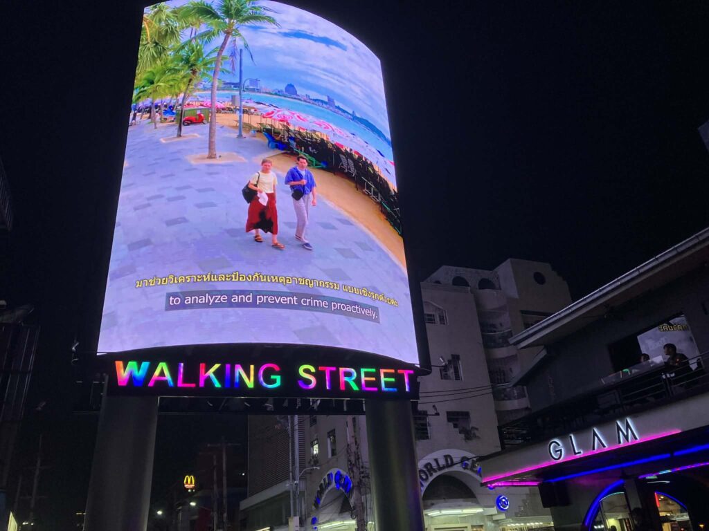 パタヤ・ウォーキングストリート入口に完成した3D LEDゲート。夜間は大型曲面スクリーンに映像が流れ、新たなランドマークとなっている