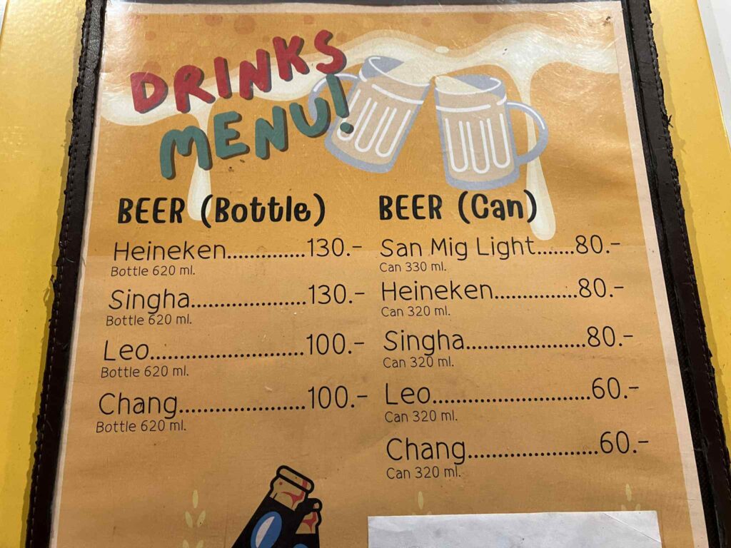 ビール価格が掲載されたドリンクメニュー表。観光客価格だが南国らしい雰囲気を楽しめる。