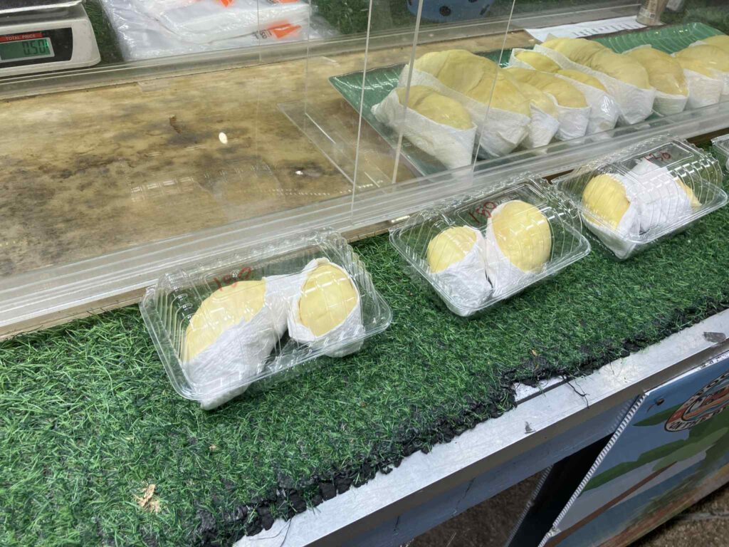 ナイトマーケットで販売されているカット済みのドリアン。観光客に人気の南国フルーツ。