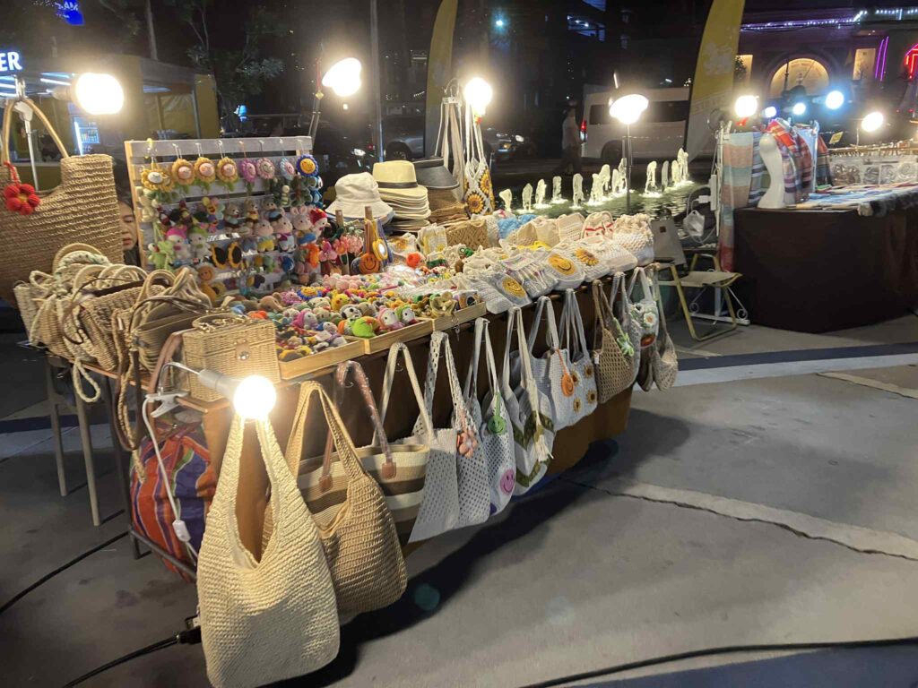 Central Marinaナイトマーケットの屋内お土産ショップ