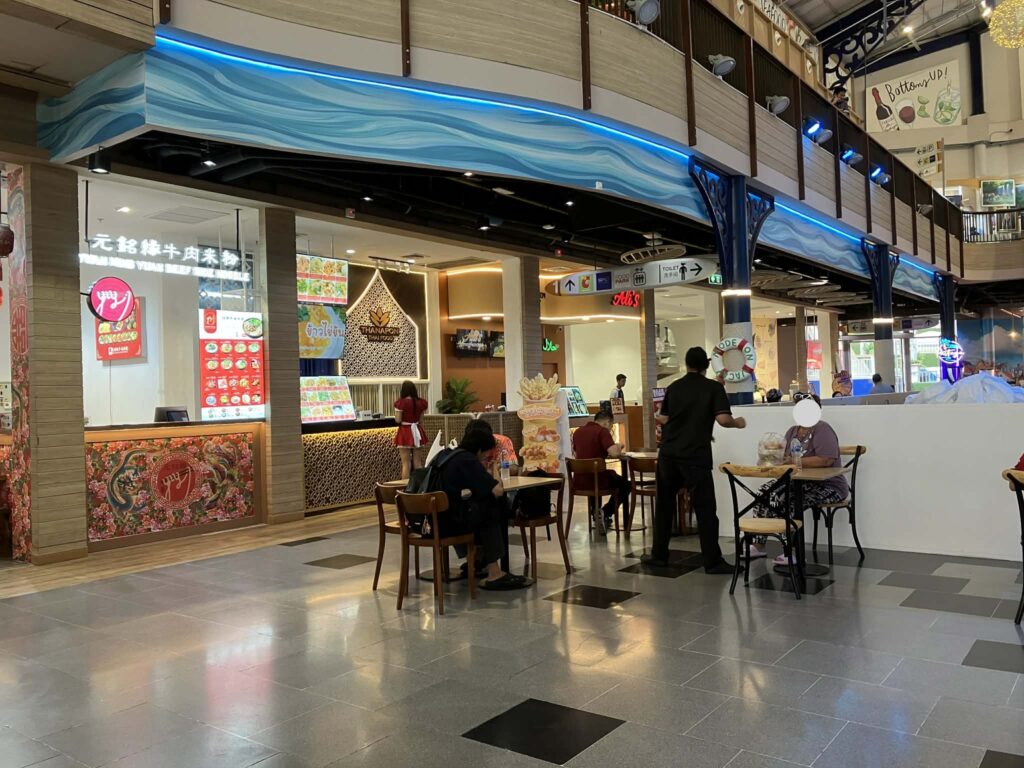 Central Marina館内の屋内フードコート。空調の効いた落ち着いた空間で食事を楽しむ利用者の様子