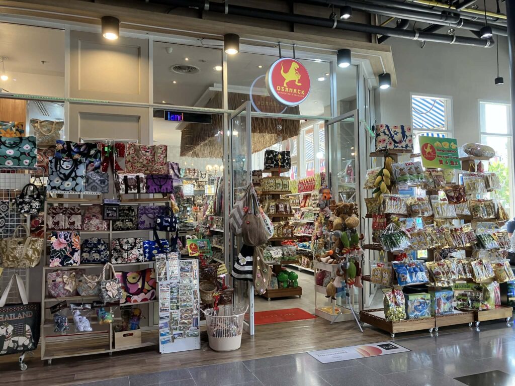 Central Marina館内のお土産ショップ。バッグや雑貨、タイ土産が並ぶ落ち着いた屋内店舗の様子