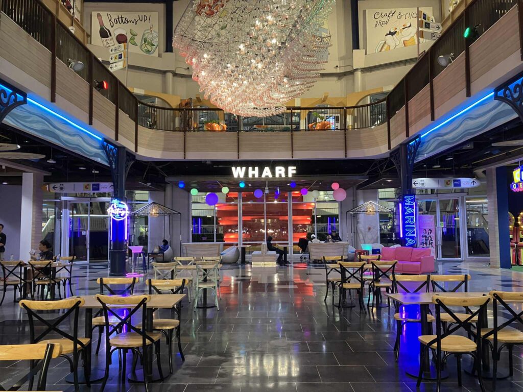 Central Marina館内の落ち着いた雰囲気の休憩スペース