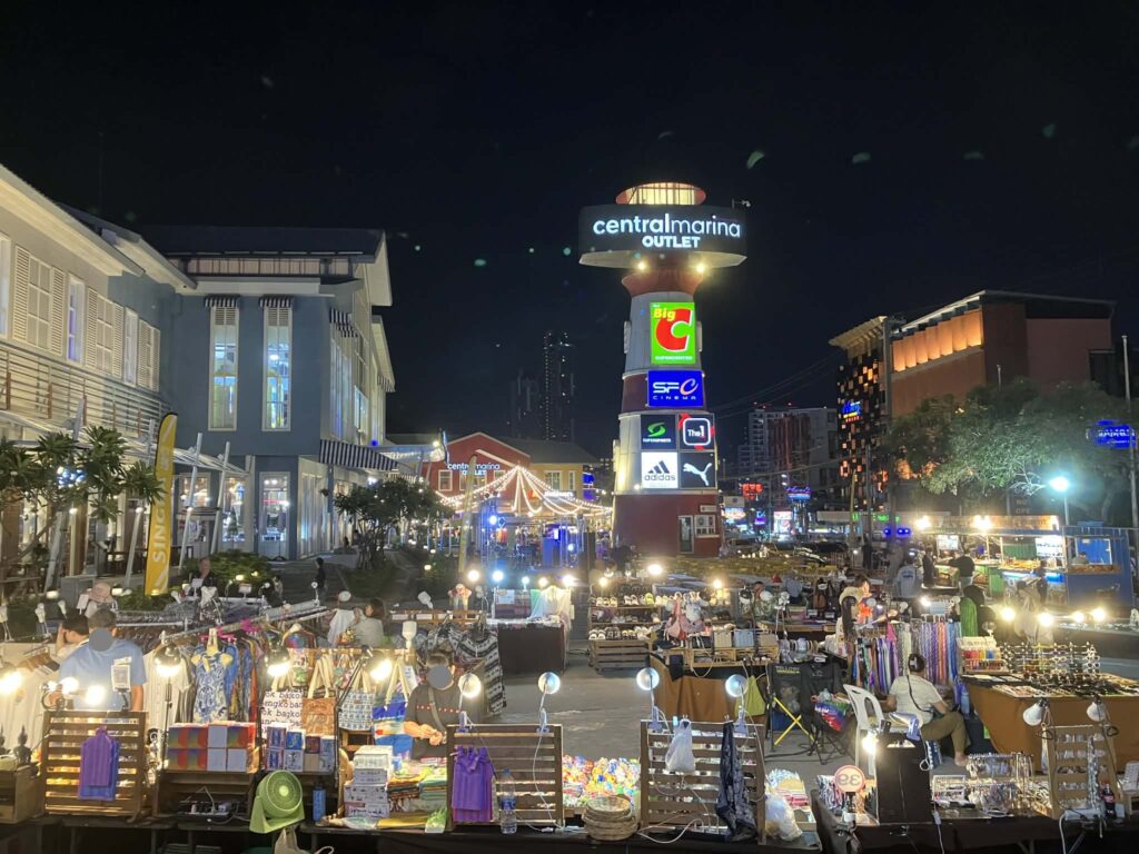 Central Marina Night Marketの夜景と屋台の様子。北パタヤのCentral Marina前に広がるナイトマーケット