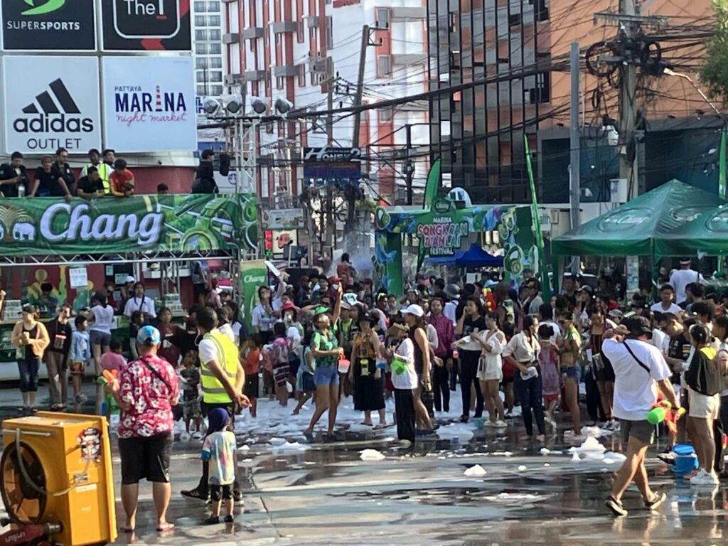 Central Marinaナイトマーケットのソンクラン水かけ祭り
