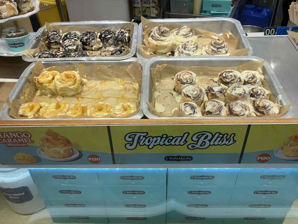 アンヘレスのCinnabon店頭に並ぶシナモンロール各種|甘党に人気のスイーツカフェ