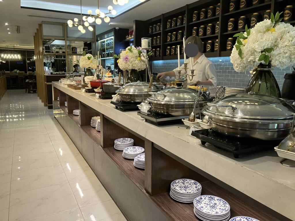 The Coral Executive Loungeのビュッフェ料理の全体写真