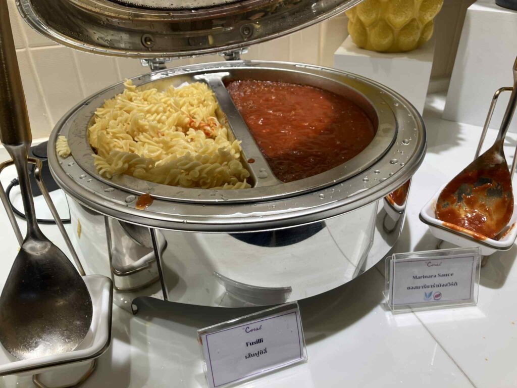 ドンムアン空港The Coral Loungeで提供されるマリナーラソースのパスタ