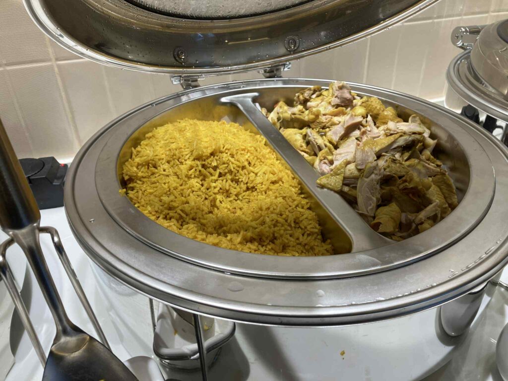 ドンムアン空港The Coral Loungeで提供されるターメリックライスとチキン料理