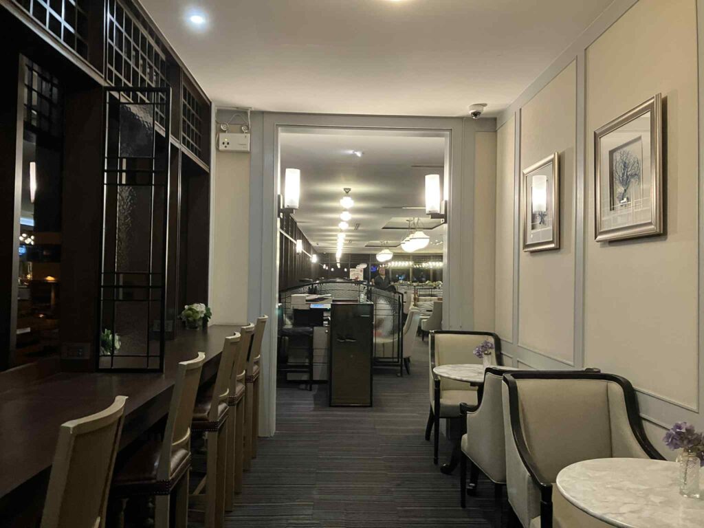 ドンムアン空港The Coral Executive Loungeの座席スペース、窓際のカウンター席