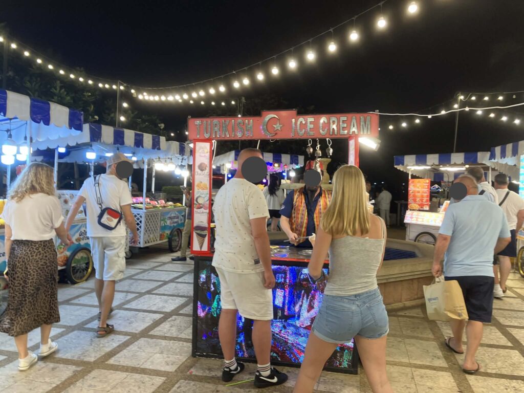 Food Truck on the Beachのトルコアイス屋台。観光客で賑わう夜のマーケット（2026年）