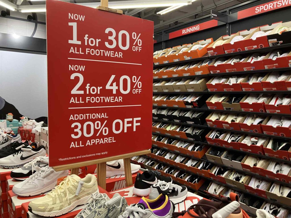 Nike Clearance Store Pattayaの割引案内看板とシューズ棚