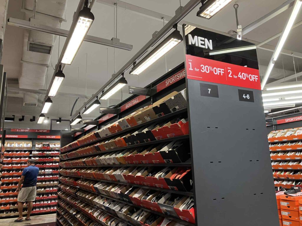 Nike Clearance Store Pattayaの広いシューズ棚