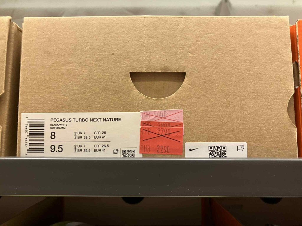 パタヤで購入したNike Pegasus Turbo Next Natureの箱と価格表示