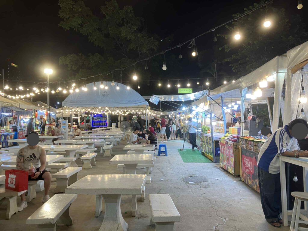夜のPattaya Beach Market全体の雰囲気