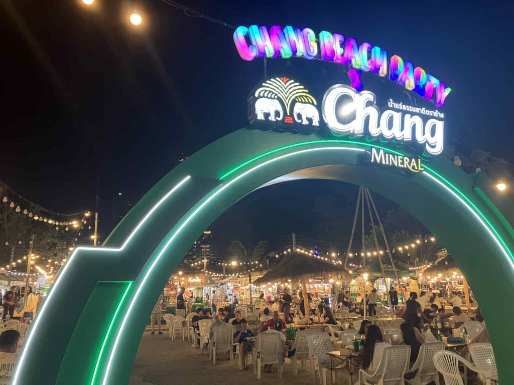 Pattaya Beach Marketの入口ゲート（Chang Beerの看板が目印）