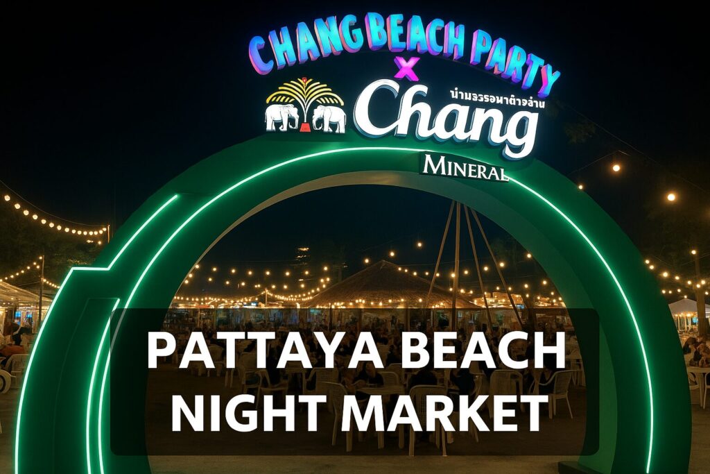 ビーチロード沿いに広がる Pattaya Beach Market の入口ゲートとライトアップされた会場のにぎわい