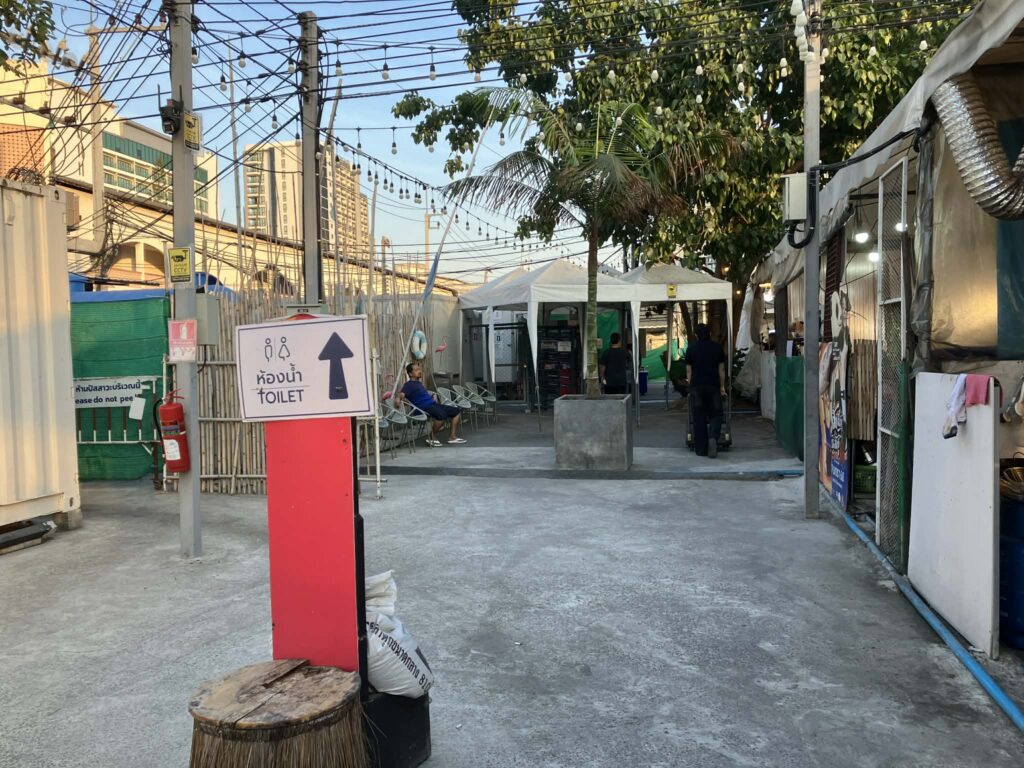 Pattaya Beach Market内に新設された10バーツの有料トイレ案内看板