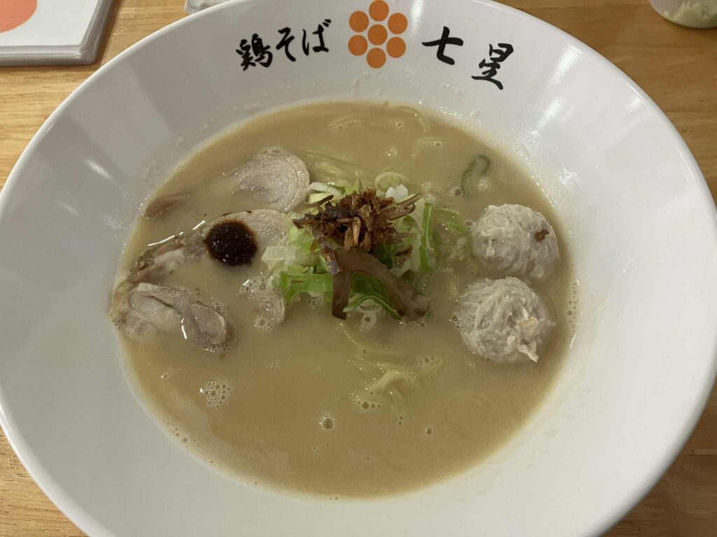 鶏そば七星パタヤ店の鶏白湯ラーメン（鶏チャーシューと肉団子入り）