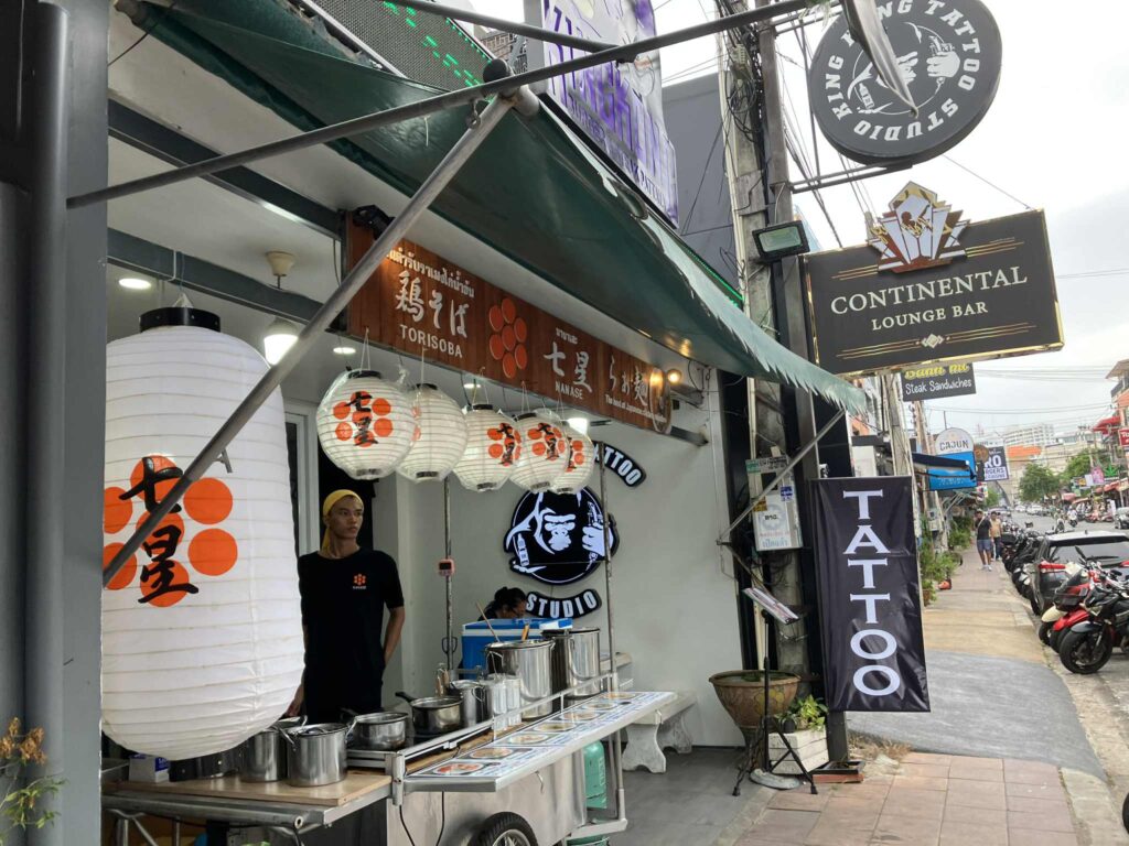パタヤの鶏そば七星ラーメン店の入口