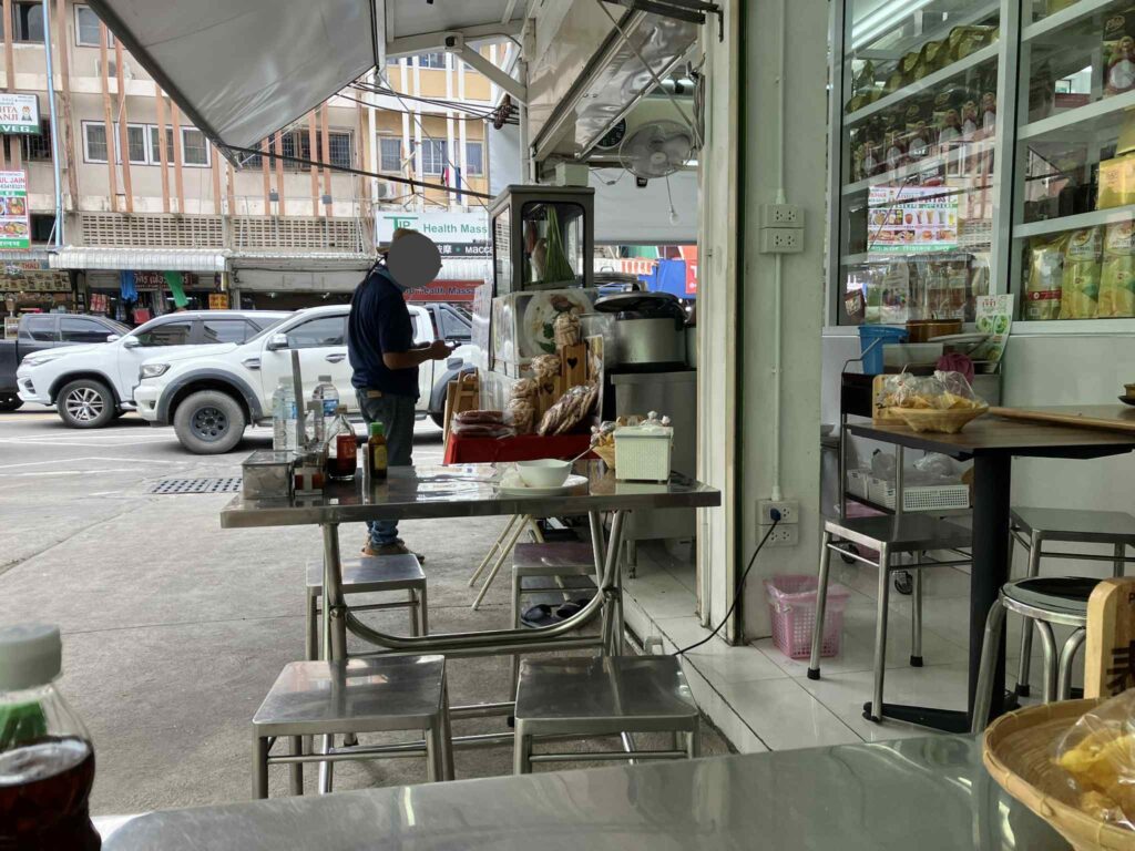 パタヤ・セントラルパタヤロード交差点近くのカオマンガイ店Jejaの外観