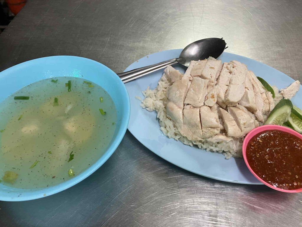 パタヤ・ソイブッカオ南端の有名カオマンガイ店の料理写真