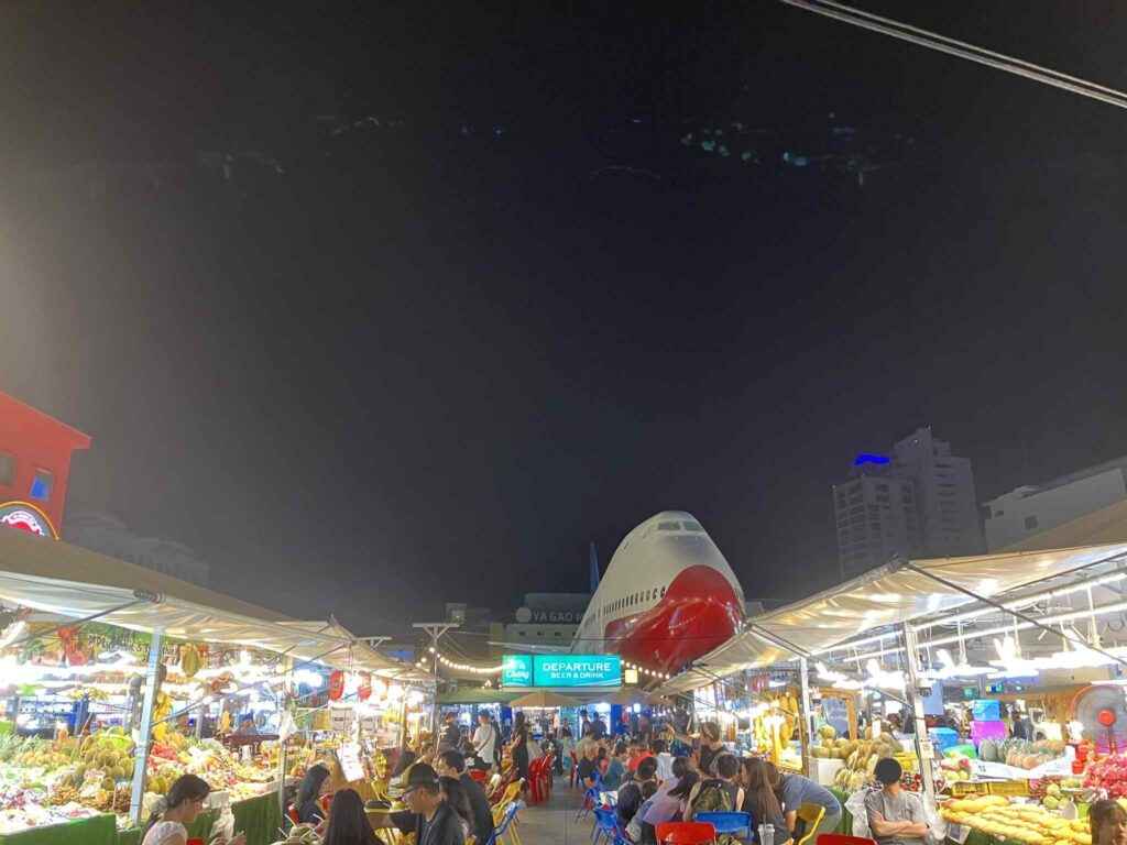 Runway Market Pattayaの飛行機正面と屋台の様子