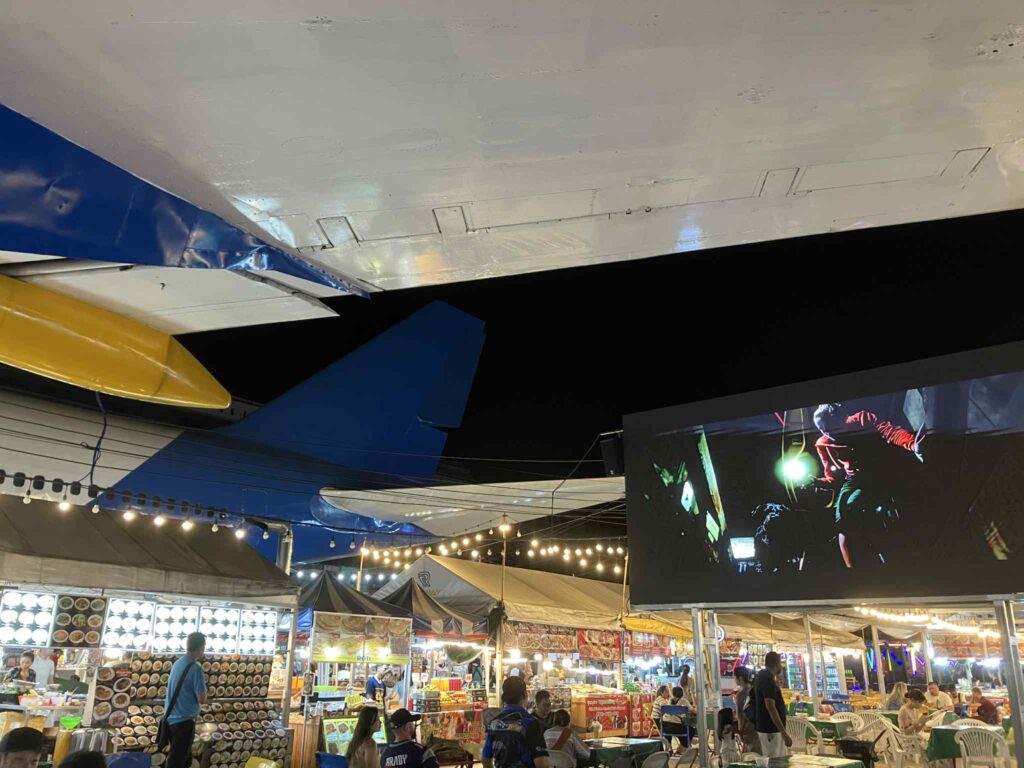 Runway Market Pattayaの飛行機横と大型スクリーン